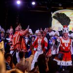 Frisch proklamiert gibt es für das Porzer Dreigestirn um Prinz Maik I. Jungfrau Jil und Bauer Joel kein halten mehr.